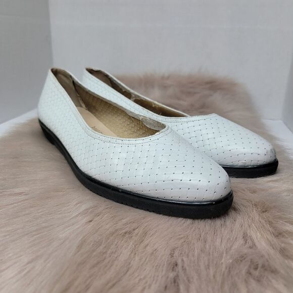 Salvatore Ferragamo Shoes - Salvatore Ferragamo White Leather Perfored Loafer Womens Shoes Size 8.5
